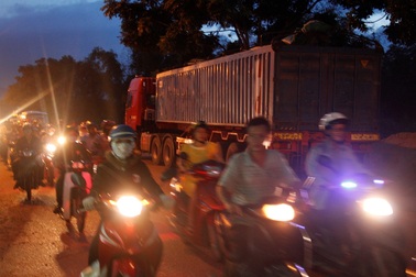 Người đàn ông chết thảm dưới gầm xe container