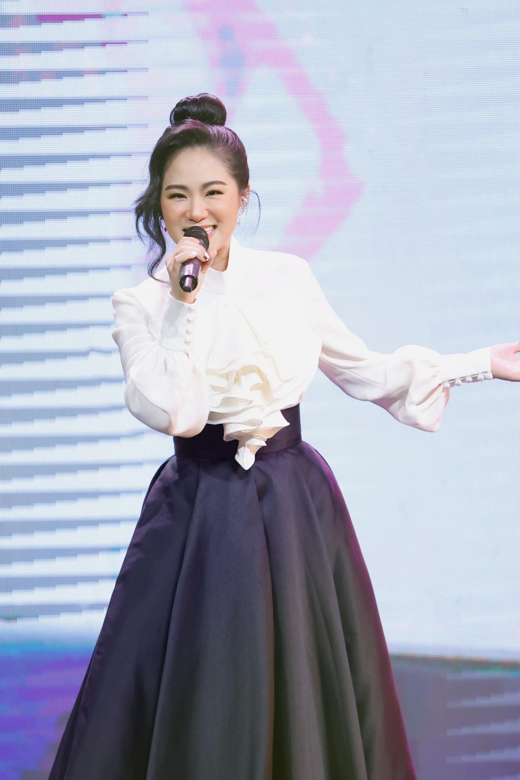 Lương Bích Hữu nhớ lại vụ tai nạn: Chỉ có ba lao vào biển lửa bế tôi ra - 4