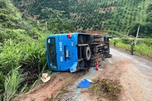 Xe khách chở 19 sinh viên phát quà từ thiện bị lật ở Lâm Đồng