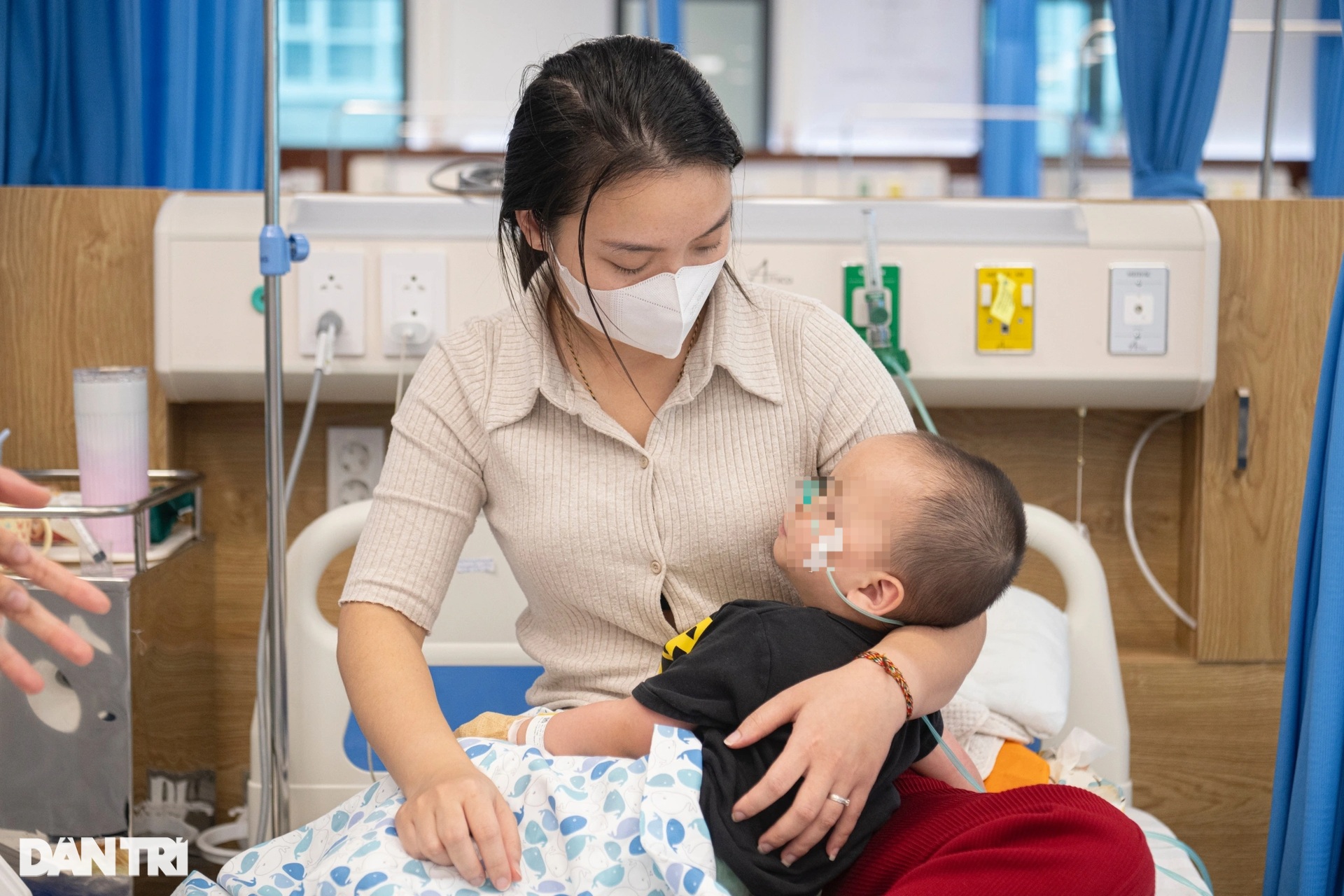 Hà Nội: Bên trong khu điều trị trẻ suy hô hấp, biến chứng nặng vì sởi - 1 Hà Nội: Bên trong khu điều trị trẻ suy hô hấp, biến chứng nặng vì sởi - 1