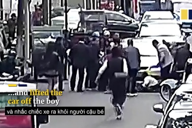 Giải cứu bé trai Trung Quốc bị kẹt dưới gầm xe ô tô