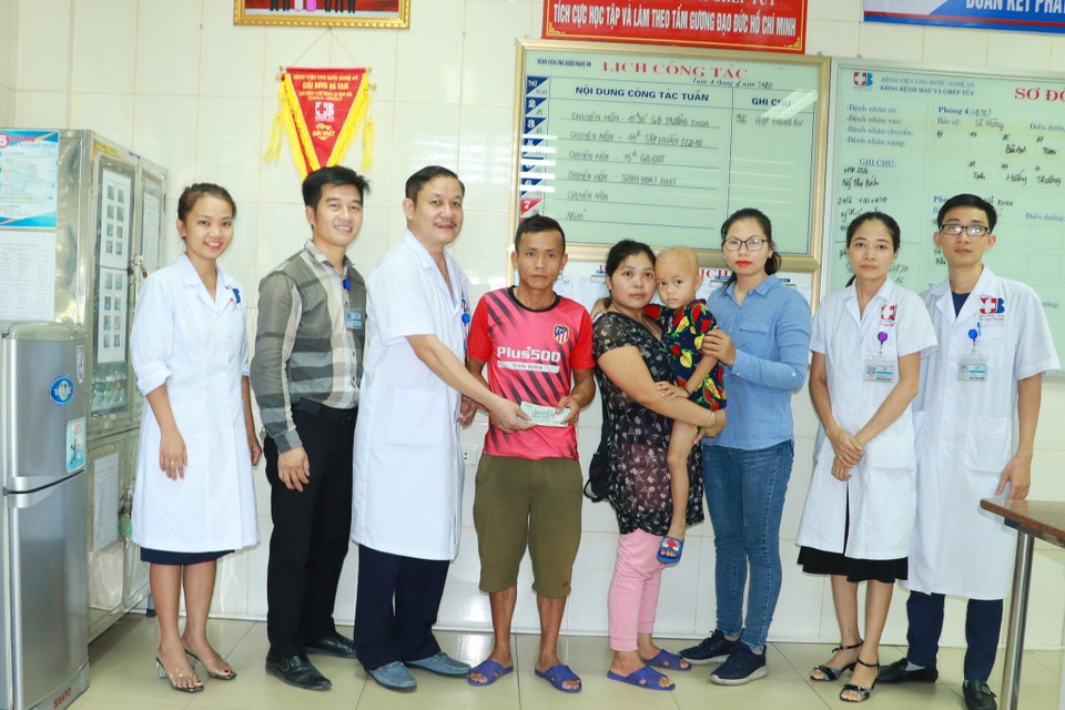 Bạn đọc Dân trí dang tay cứu cậu bé 5 tuổi bị ung thư tinh hoàn - 1 Bạn đọc Dân trí dang tay cứu cậu bé 5 tuổi bị ung thư tinh hoàn - 1