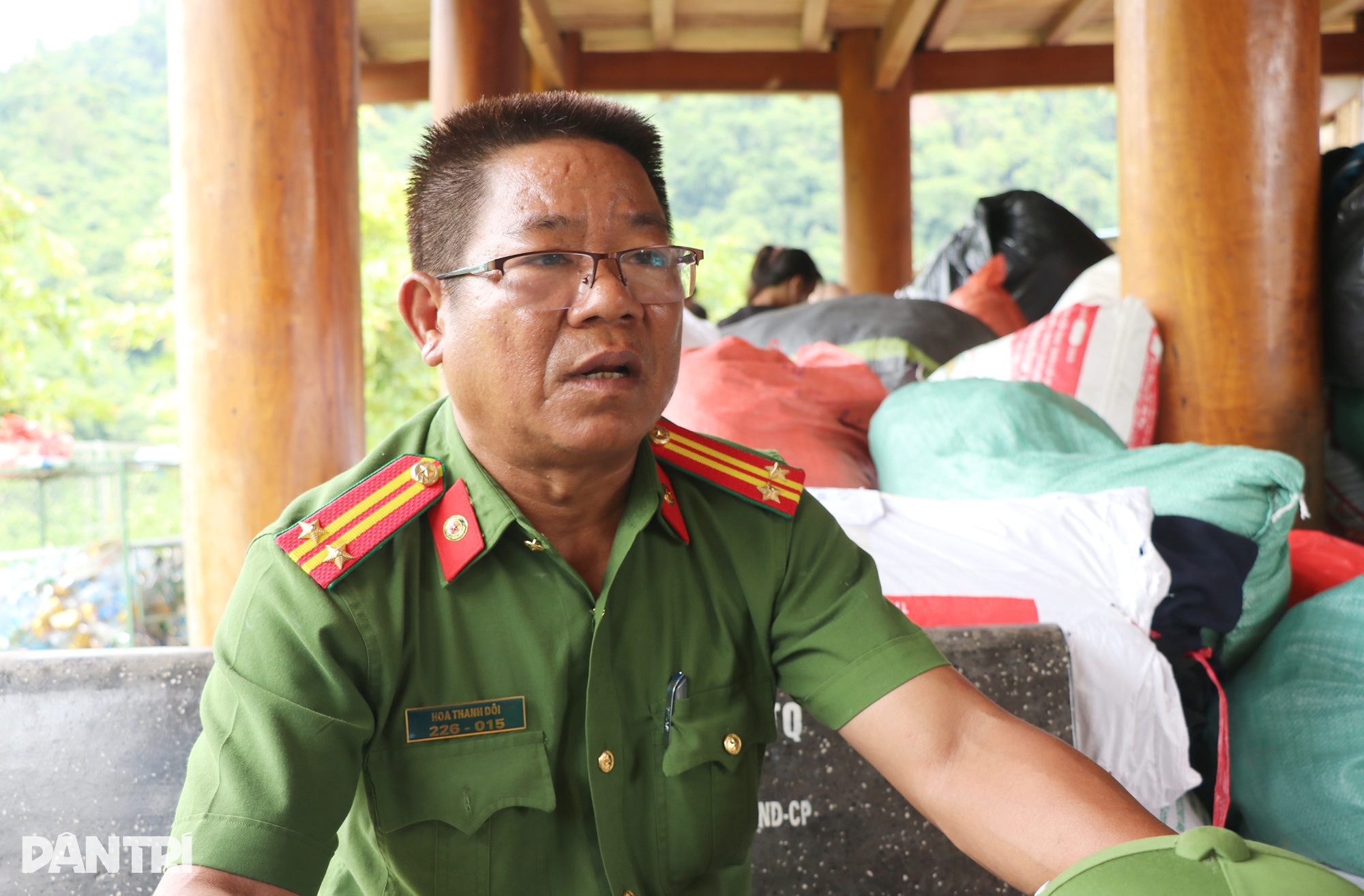 Nước mắt Trung tá công an giữa 2 lần điểm danh trong tâm lũ - 5 Nước mắt Trung tá công an giữa 2 lần điểm danh trong tâm lũ - 5