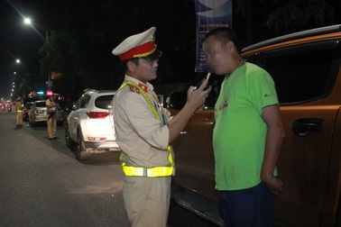 Uống rượu lái xe trái đường, thầy giáo đóng phạt gần 40 triệu đồng