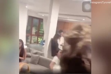 bữa tiệc đáng xấu hổ