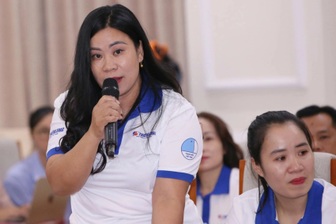 Nữ giáo viên nghẹn ngào khi bữa trưa của học trò chỉ có mèn mén và rau cải