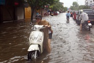 Hình ảnh Hà Nội “quay cuồng” trong cảnh ngập 
