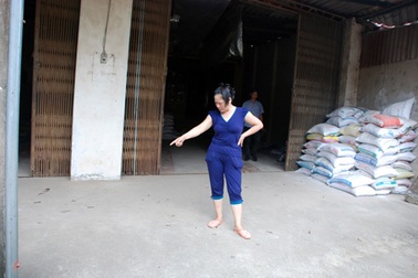 Hà Nội: “Khủng bố” bằng vòng hoa tang