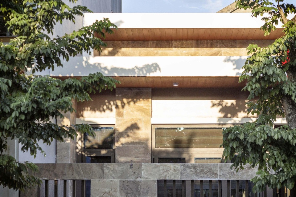 Vợ chồng làm nhà 850 triệu đồng đẹp như resort với giếng trời, bể cá Koi - 11