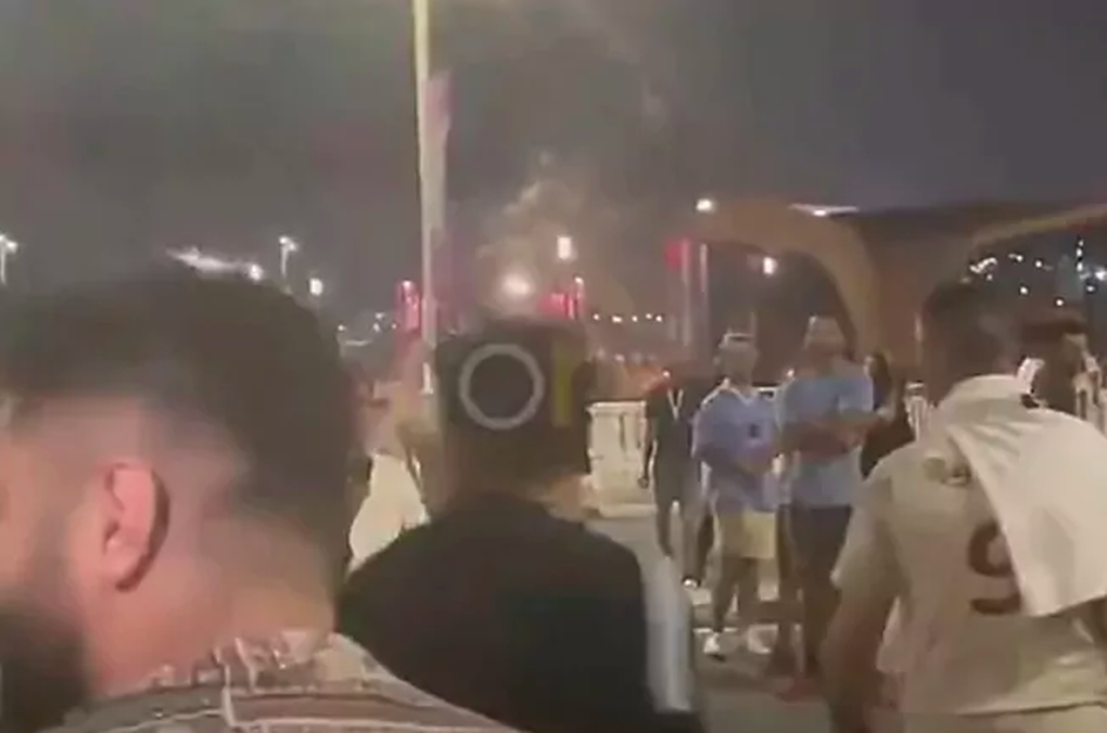 Cổ động viên Argentina và Mexico ẩu đả trên đường phố Qatar - 1 Cổ động viên Argentina và Mexico ẩu đả trên đường phố Qatar - 1