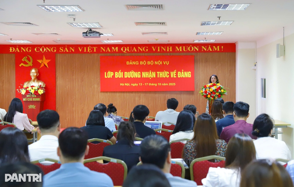 Bộ Nội vụ tổ chức lớp bồi dưỡng nhận thức về Đảng - 2 Bộ Nội vụ tổ chức lớp bồi dưỡng nhận thức về Đảng - 2