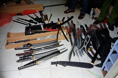 Triệt phá đường dây mua bán vũ khí thô sơ qua mạng xã hội