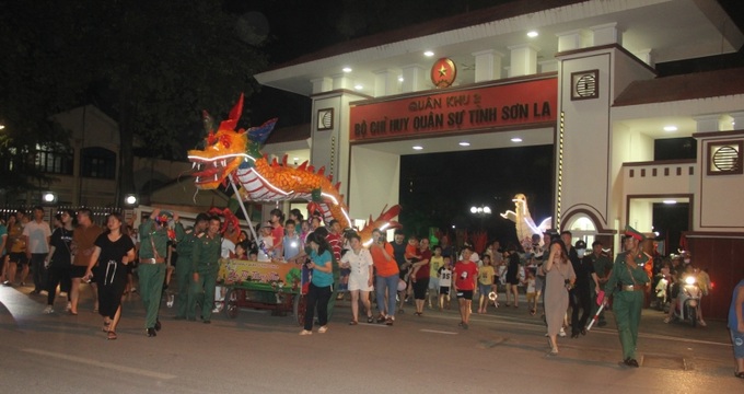 Các em thiếu nhi được xem trình diễn múa lân, chơi trò chơi, đố vui có thưởng, phá cỗ và nhận quà Trung thu