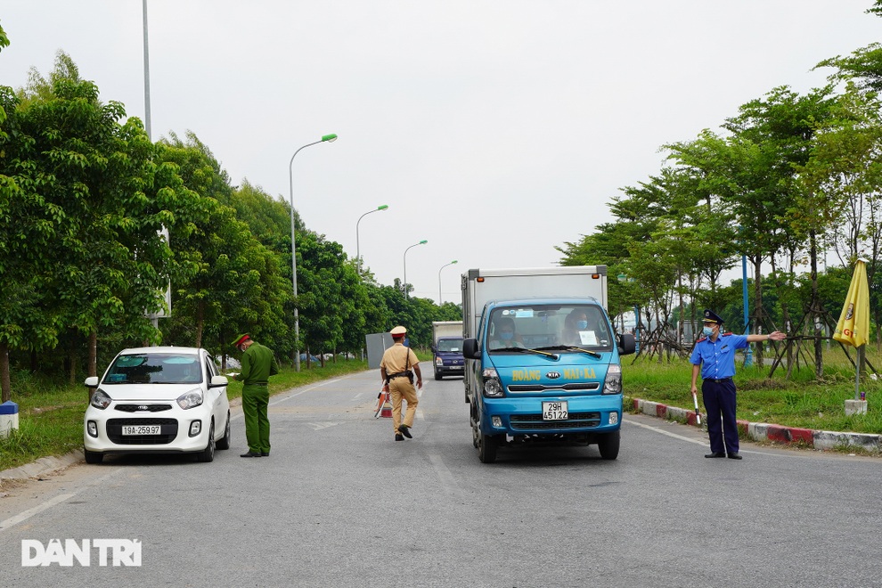 Ùn ứ kéo dài tại chốt kiểm dịch giáp ranh giữa Hà Nội và tỉnh Vĩnh Phúc - 10 Ùn ứ kéo dài tại chốt kiểm dịch giáp ranh giữa Hà Nội và tỉnh Vĩnh Phúc - 10