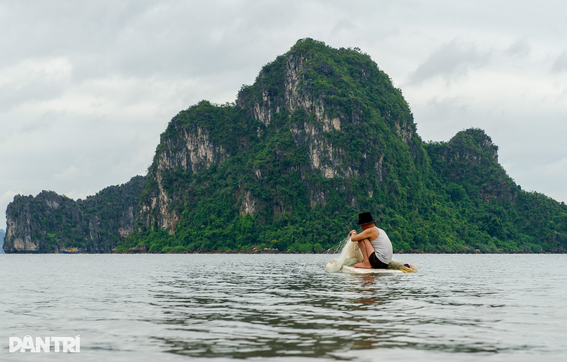 Người dân Hạ Long thở phào khi bão Ragasa suy yếu - 14 Người dân Hạ Long thở phào khi bão Ragasa suy yếu - 14