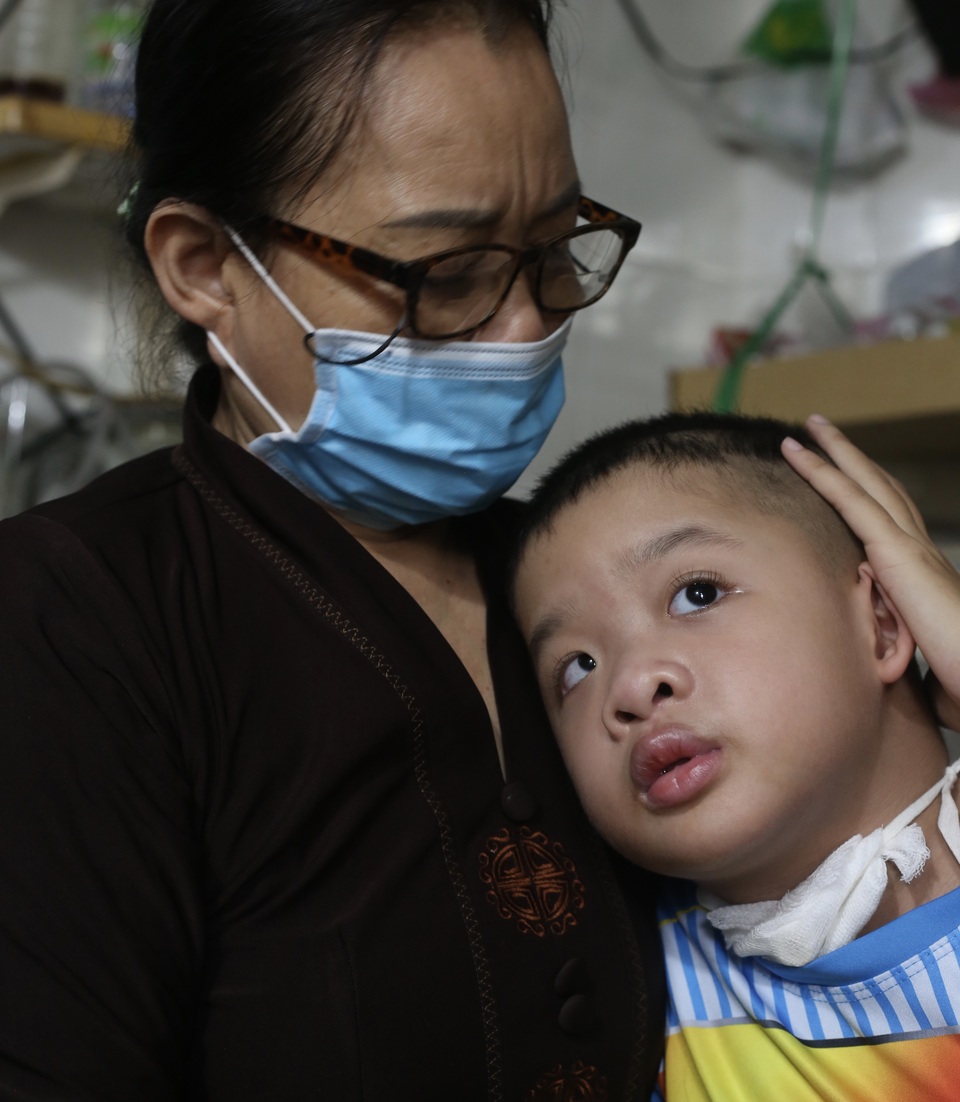 Nhói lòng cảnh vợ chồng khiếm thị bán vé số gắng gượng cứu con gái 6 tuổi - 4 Nhói lòng cảnh vợ chồng khiếm thị bán vé số gắng gượng cứu con gái 6 tuổi - 4