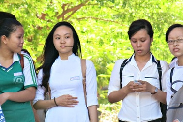 Sử dụng tài liệu bằng điện thoại di động, thí sinh bị đình chỉ thi