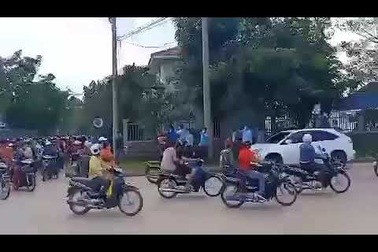 Video hàng nghìn công nhân Campuchia bỏ chạy khi nghe tin có ổ dịch