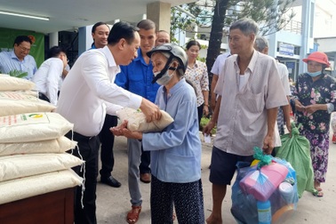 Người dân hồ hởi mang 2kg rác thải nhựa đổi lấy 5kg gạo