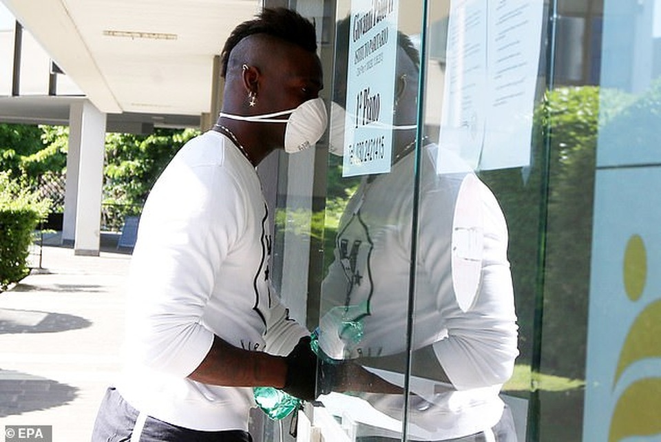 Ngựa chứng Balotelli tiết lộ phải ăn cả bìa các tông giữa mùa dịch - 1