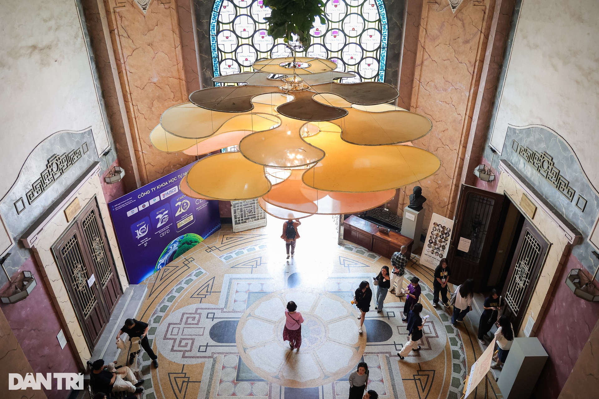 Giới trẻ chụp ảnh, check-in với tòa nhà Pháp cổ đẹp như châu Âu ở Hà Nội - 2 Giới trẻ chụp ảnh, check-in với tòa nhà Pháp cổ đẹp như châu Âu ở Hà Nội - 2