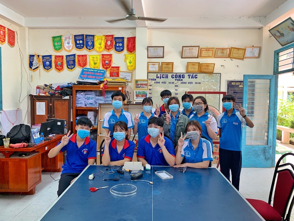 Học sinh, sinh viên An Giang tham gia lắp ráp máy khử trùng diệt khuẩn tự động phòng chống Covid-19 - 4 Học sinh, sinh viên An Giang tham gia lắp ráp máy khử trùng diệt khuẩn tự động phòng chống Covid-19 - 4
