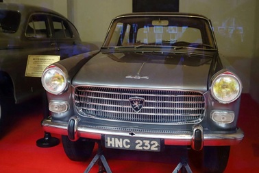 Chiếc xe Peugeot từng phục vụ Bác Hồ được trưng bày ở triển lãm