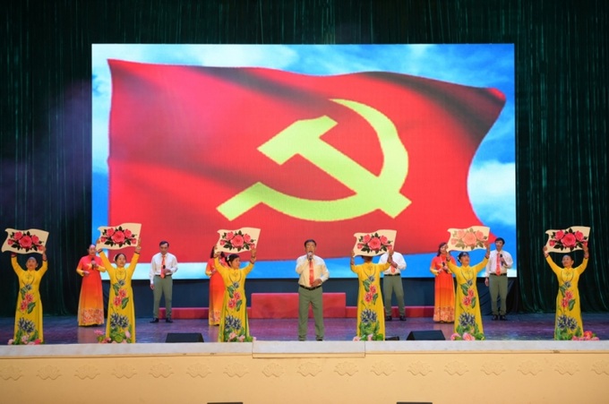 Liên hoan Tiếng hát NCT khu vực Miền Trung – Tây Nguyên. Phần thi của đoàn nghệ thuật NCT tỉnh Quảng Bình. Ảnh: Báo Khánh Hòa.