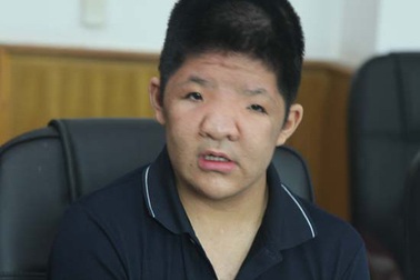 Con trai NSƯT Quốc Tuấn liên tục gạt nước mắt khi thấy bố nghẹn ngào