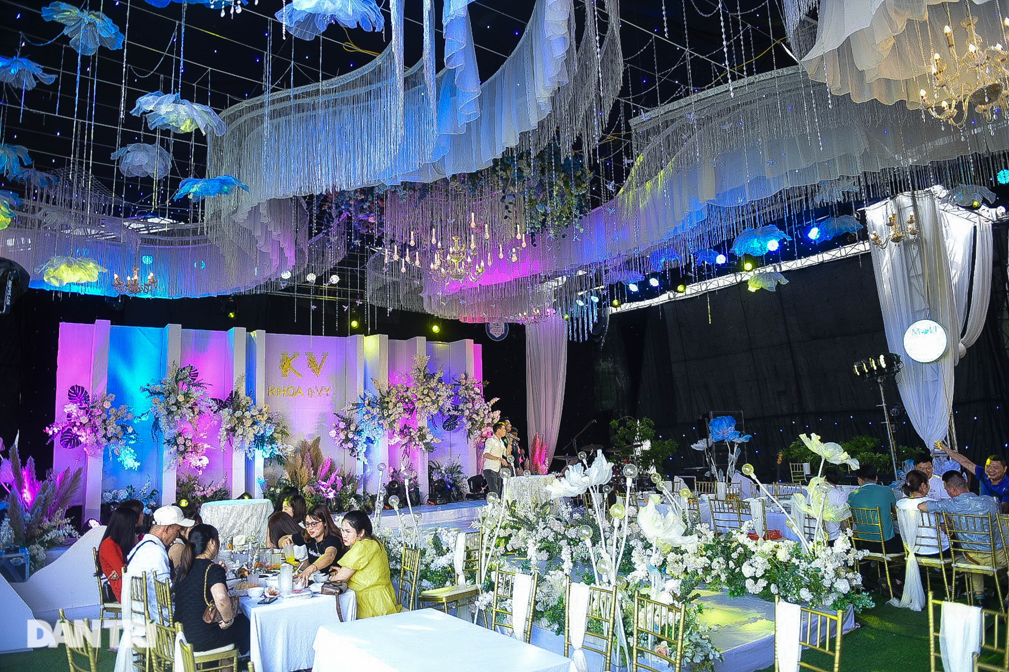 Mạc Văn Khoa đám cưới quê hoành tráng: Cổng miền Tây bay ra Hải Dương - 12 Mạc Văn Khoa đám cưới quê hoành tráng: Cổng miền Tây bay ra Hải Dương - 12