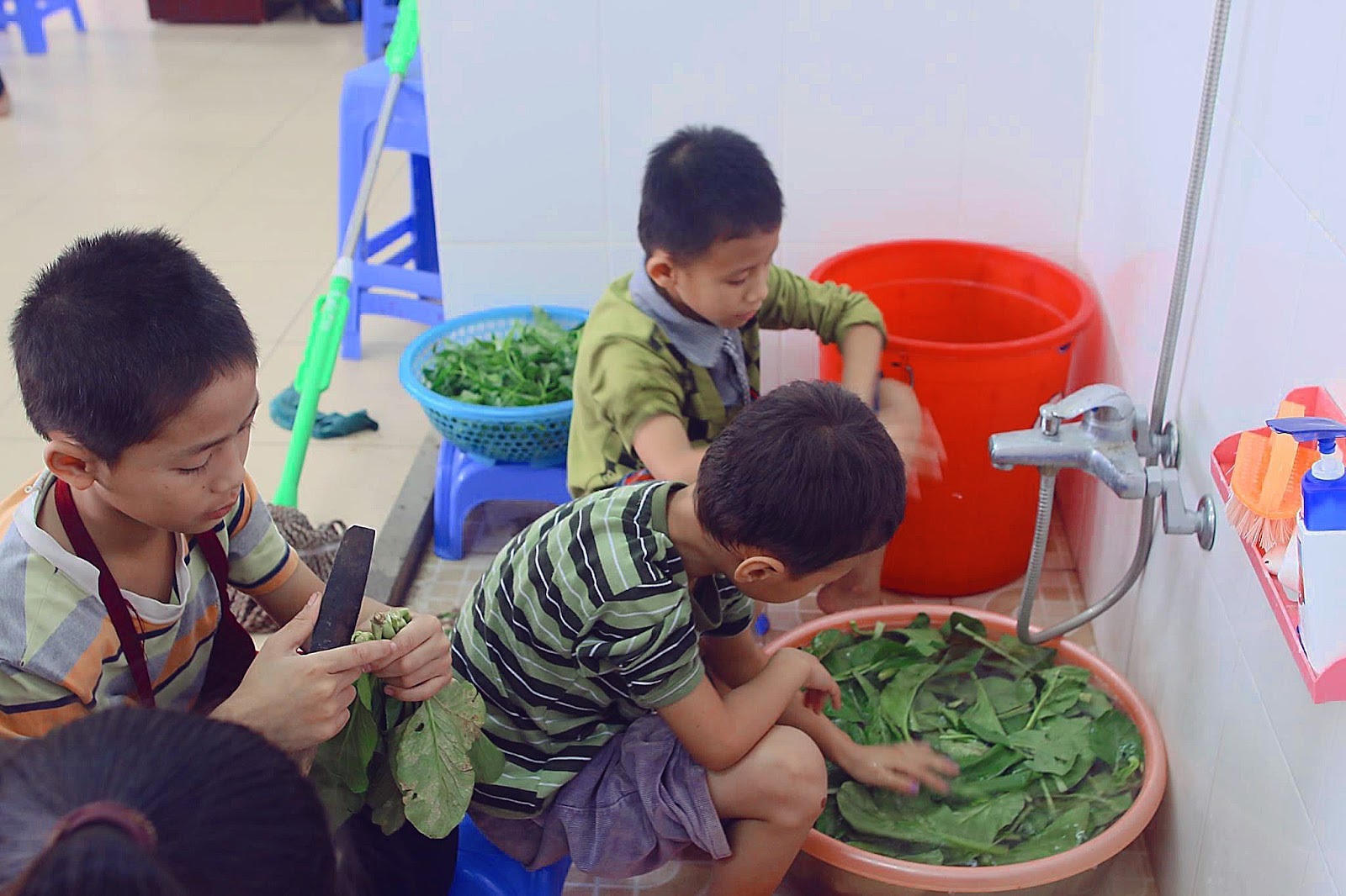 Ác mộng da cam và men say yêu thương ở làng trẻ em nhiễm chất độc dioxin - 3 Ác mộng da cam và men say yêu thương ở làng trẻ em nhiễm chất độc dioxin - 3