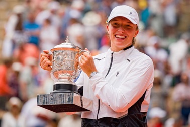 Iga Swiatek bảo vệ thành công ngôi vô địch Roland Garros