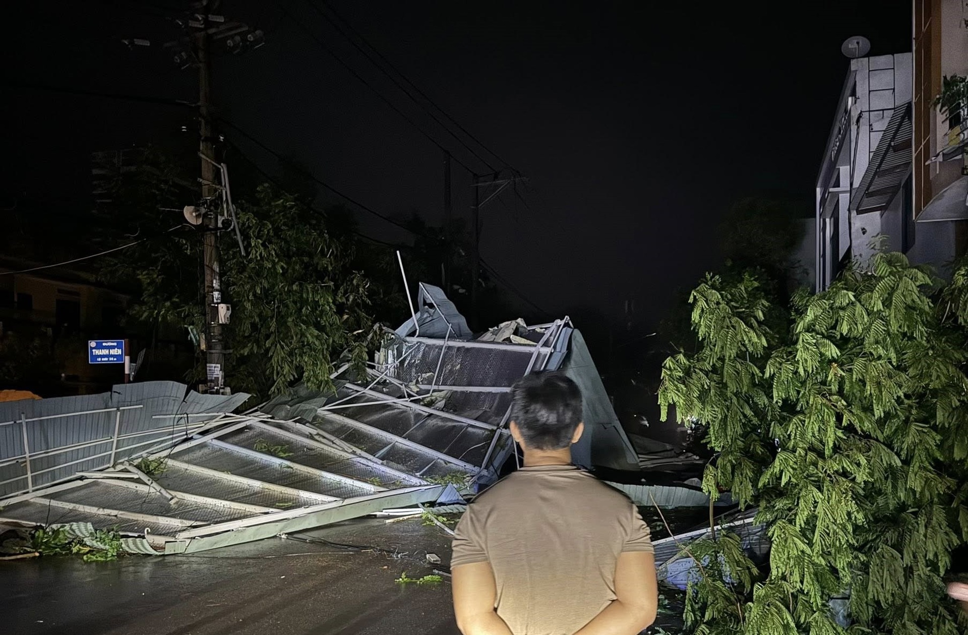 Tôn bay, kính vỡ tơi tả do bão Kalmaegi càn quét - 6 Tôn bay, kính vỡ tơi tả do bão Kalmaegi càn quét - 6