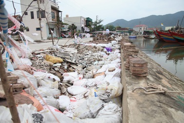 Âu thuyền sạt lở, ngư dân lo lắng khi vào tránh bão số 13