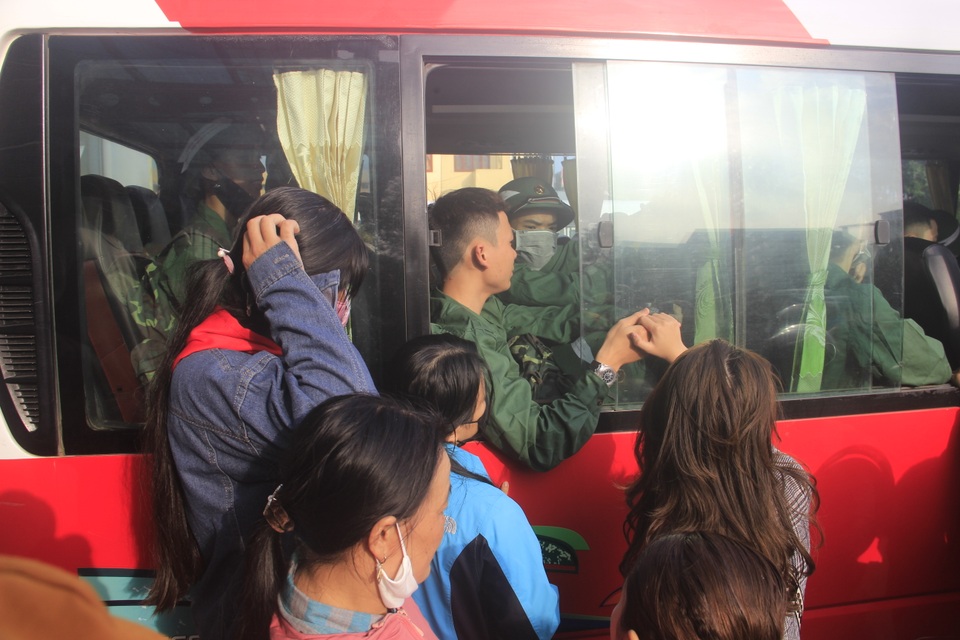 Nước mắt bịn rịn chia tay tân binh trước giờ nhập ngũ - 11 Nước mắt bịn rịn chia tay tân binh trước giờ nhập ngũ - 11