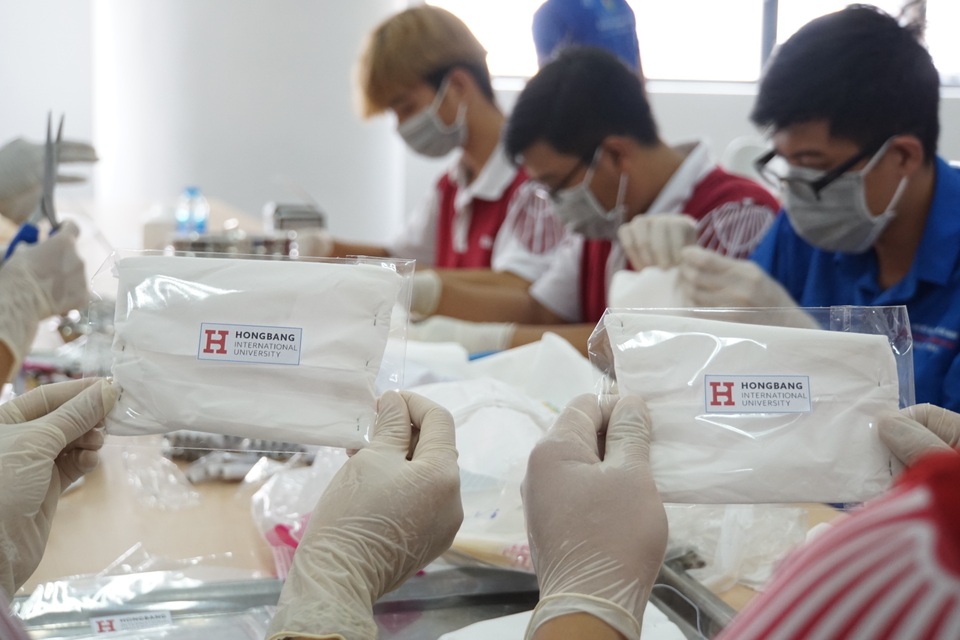Sinh viên, giảng viên chế nước rửa tay, làm khẩu trang phòng dịch Corona - 7 Sinh viên, giảng viên chế nước rửa tay, làm khẩu trang phòng dịch Corona - 7