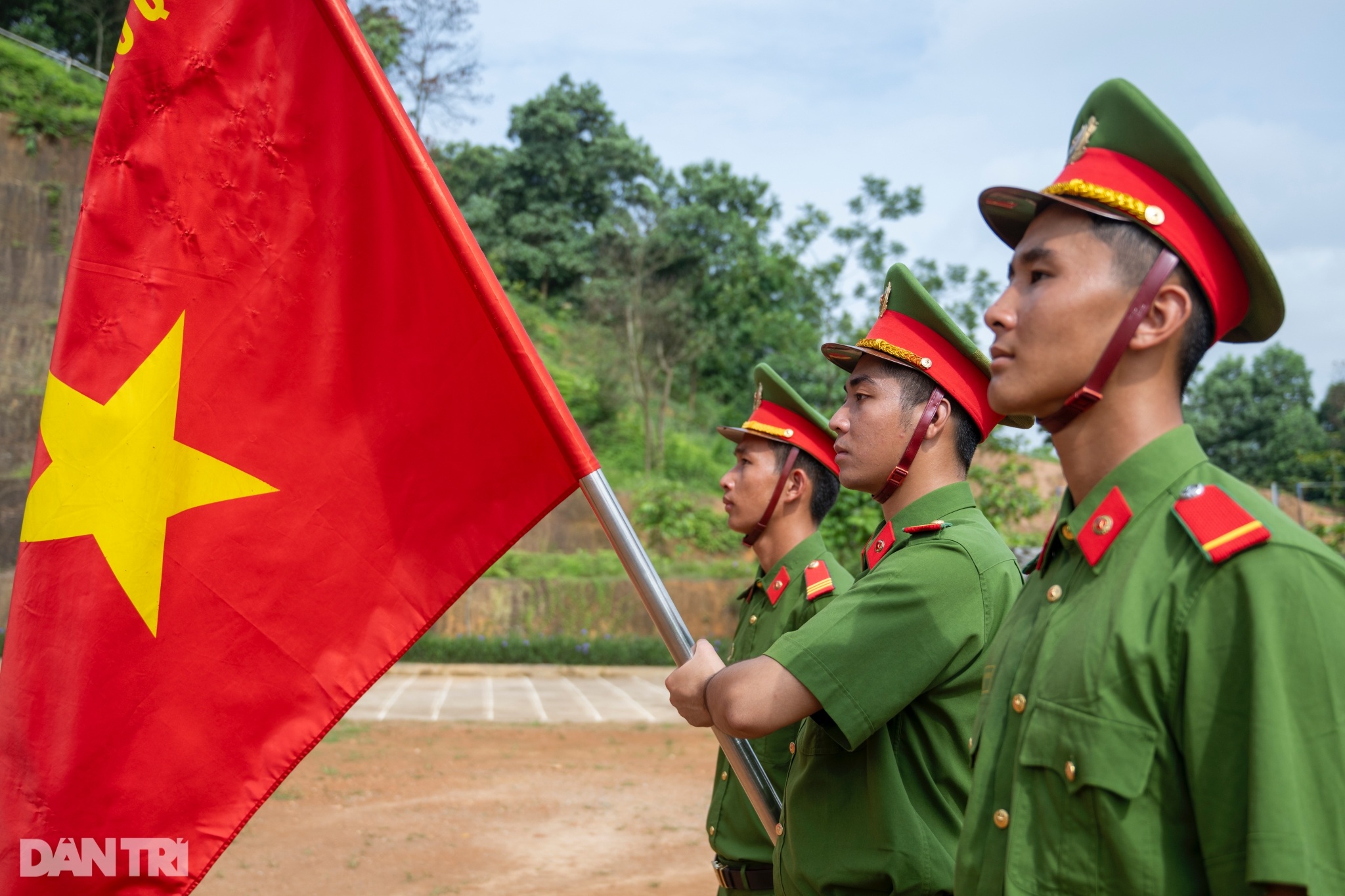 Đại uý 3 lần làm khối trưởng diễu binh kể chuyện vượt khó, vượt khổ - 10