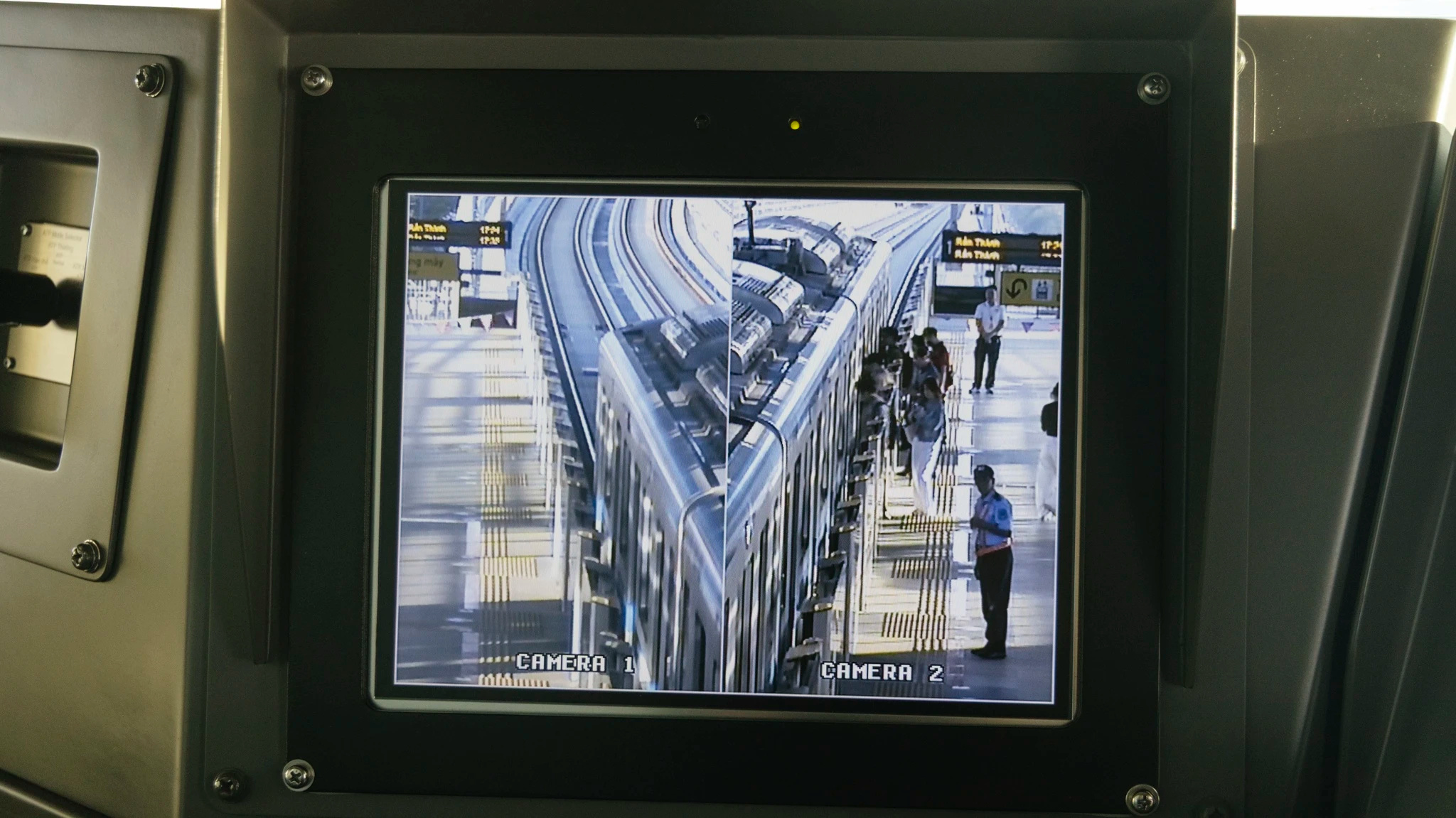 Một trong những điều quan trọng nhất khi lái tàu là luôn quan sát. Dù hệ thống metro có tính tự động hóa cao, tôi vẫn phải theo dõi liên tục qua camera, đảm bảo không có hành khách nào gặp sự cố khi tàu dừng.