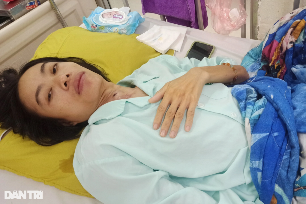 Mẹ ung thư, bố ở bệnh viện, bé gái 8 tuổi bơ vơ trong căn nhà trống hoác - 1 Mẹ ung thư, bố ở bệnh viện, bé gái 8 tuổi bơ vơ trong căn nhà trống hoác - 1