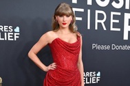 Taylor Swift âm thầm gửi 100.000 USD tặng người hâm mộ nhí bị ung thư