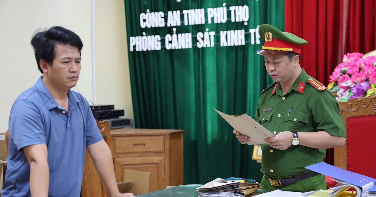 Hai giám đốc sản xuất hàng triệu bình chữa cháy giả