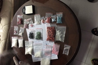 Trinh sát đặc nhiệm mật phục trong khách sạn bắt đối tượng phân phối ma túy