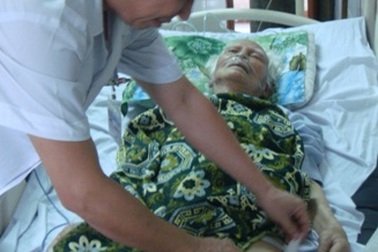 Kết xương bằng vít xốp, cứu giáo sư Hoàng Như Mai