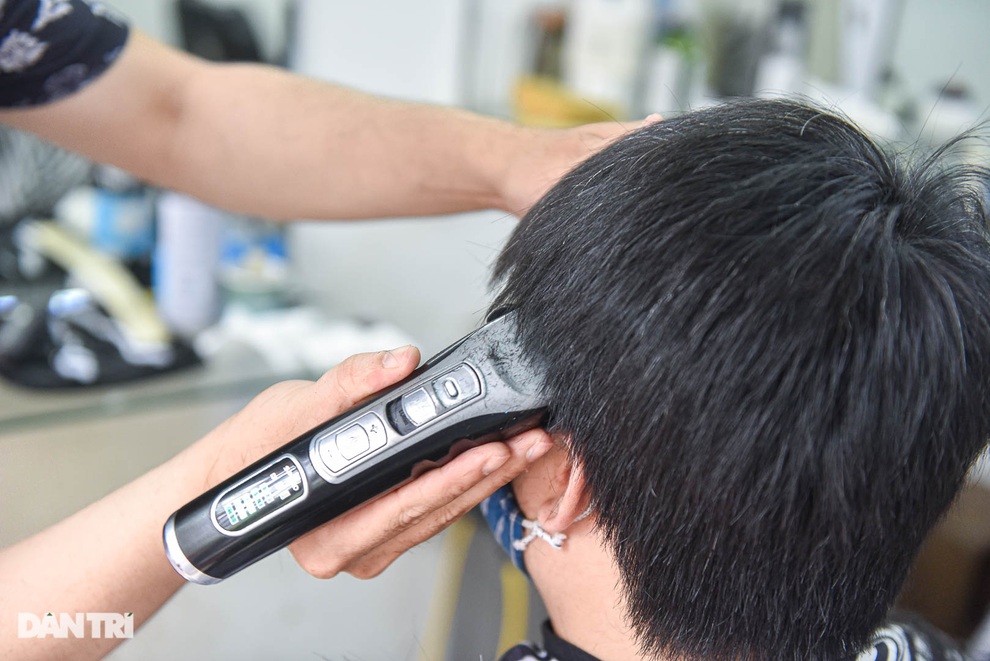 Hà Nội: Nhiều người nhịn ăn sáng, cấp tốc đi xếp hàng cắt tóc, làm đẹp - 9 Hà Nội: Nhiều người nhịn ăn sáng, cấp tốc đi xếp hàng cắt tóc, làm đẹp - 9