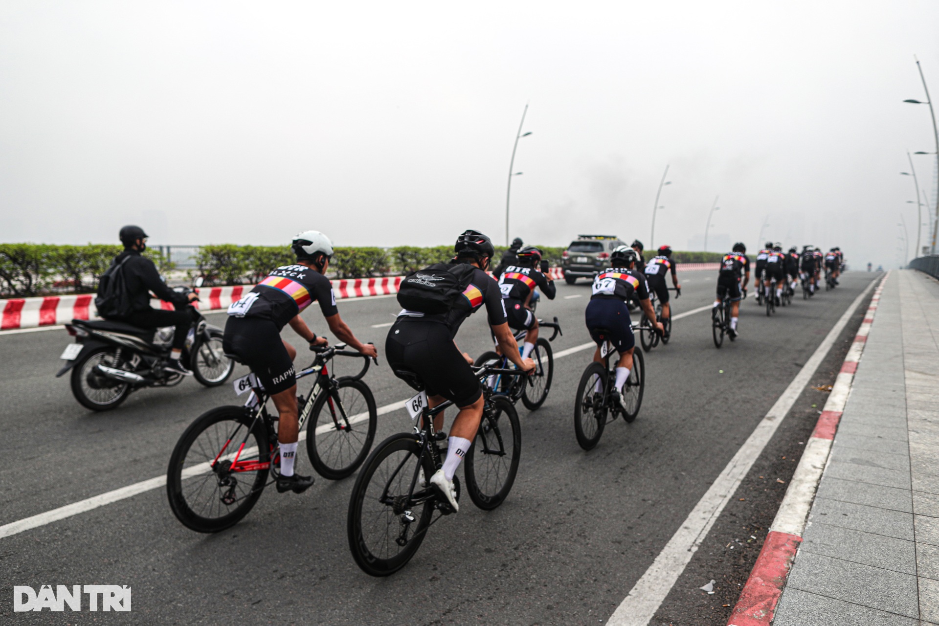 TPHCM se lạnh, chìm trong sương mù những ngày giáp Tết Nguyên đán - 10 TPHCM se lạnh, chìm trong sương mù những ngày giáp Tết Nguyên đán - 10