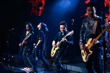 Bức Tường kỷ niệm 30 năm thành lập bằng tour lưu diễn châu Âu