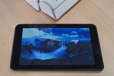 Dùng thử máy tính bảng và đồng hồ thông minh của Triều Tiên