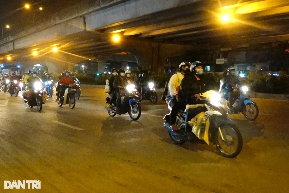 Hàng trăm người vượt 2.000 km từ ổ dịch Bình Dương đi qua Thủ đô để về quê - 2 Hàng trăm người vượt 2.000 km từ ổ dịch Bình Dương đi qua Thủ đô để về quê - 2