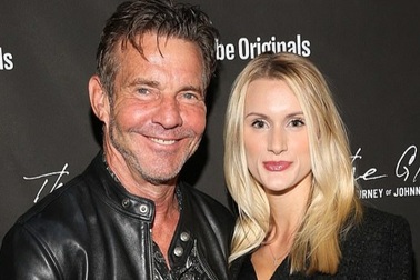 Nam diễn viên U70 ra sân bay cùng vợ 9X