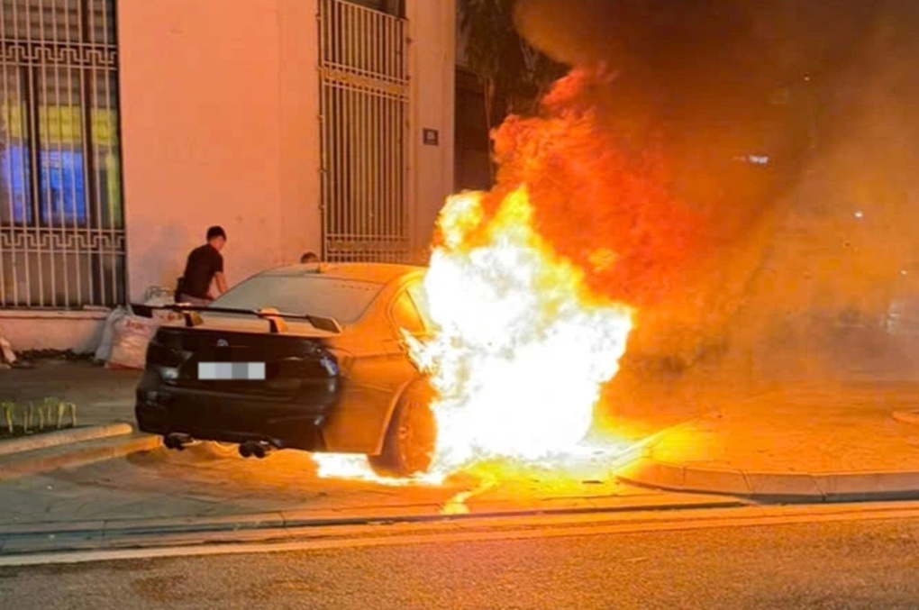 Hà Nội: Ô tô BMW bốc cháy ngùn ngụt trên phố Ngô Quyền - 1 Hà Nội: Ô tô BMW bốc cháy ngùn ngụt trên phố Ngô Quyền - 1